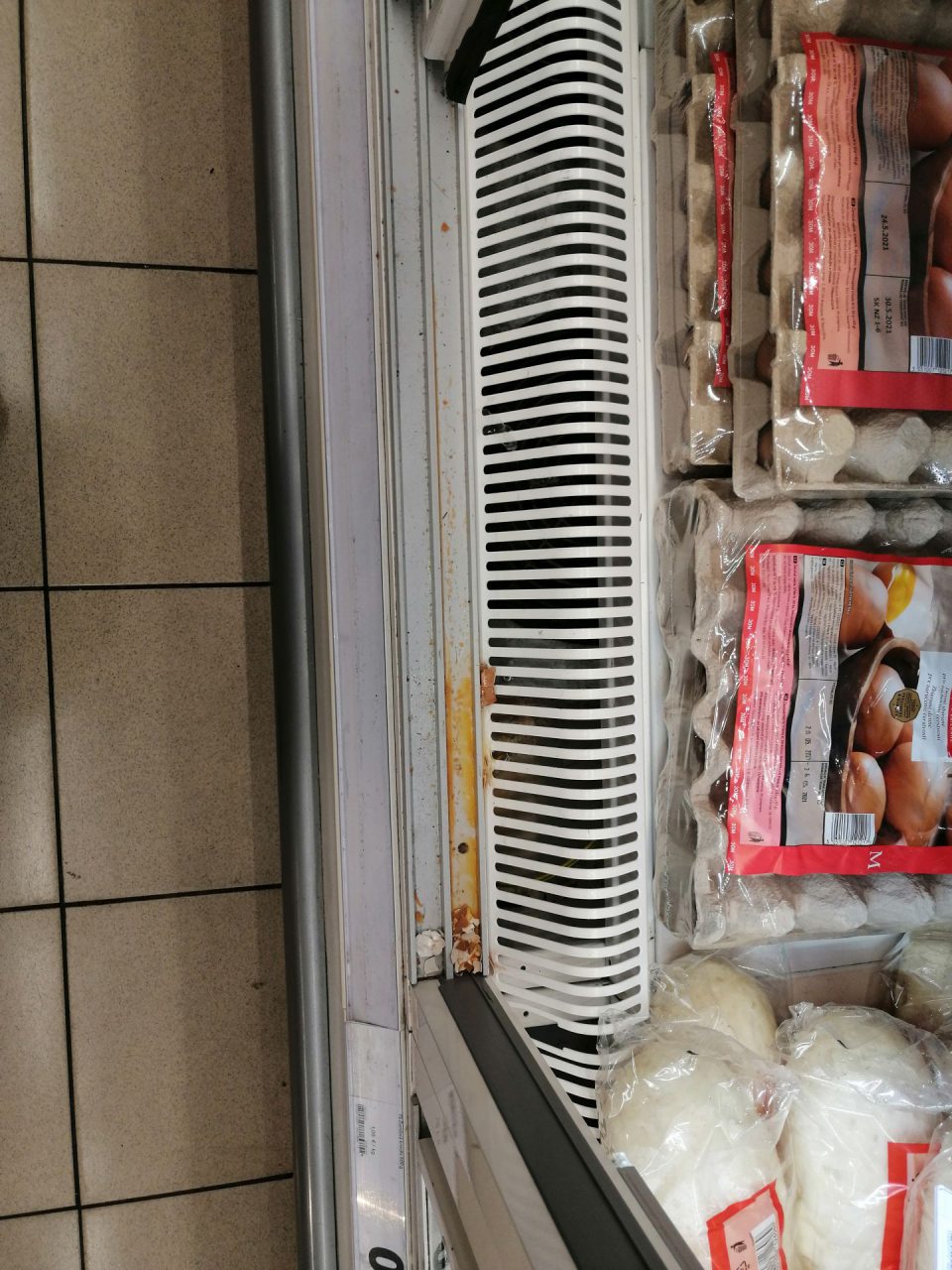 Znečistená lišta pre posuvné dvierka v chladiacej vitríne.