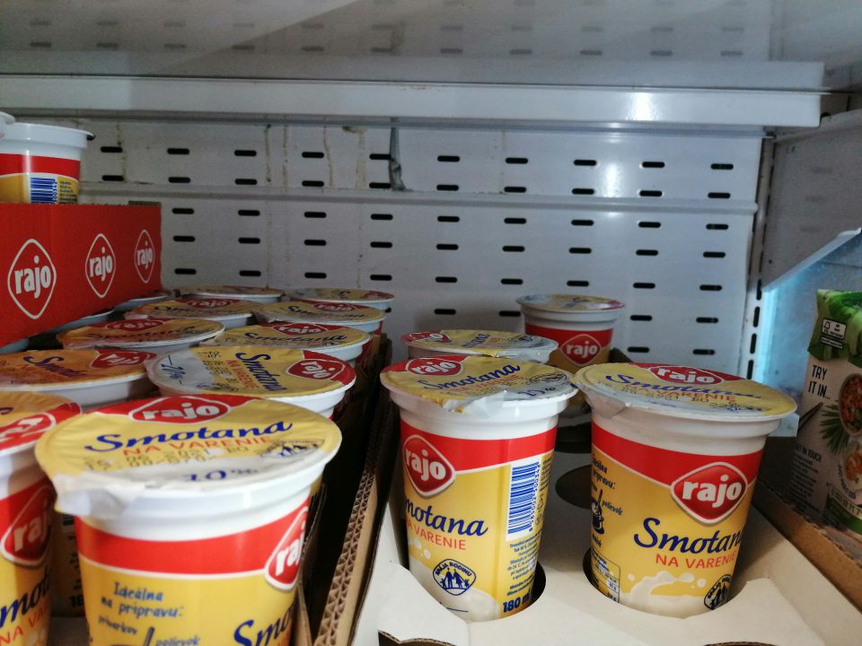 Znečistená zadná stena v chladiacej vitríne.