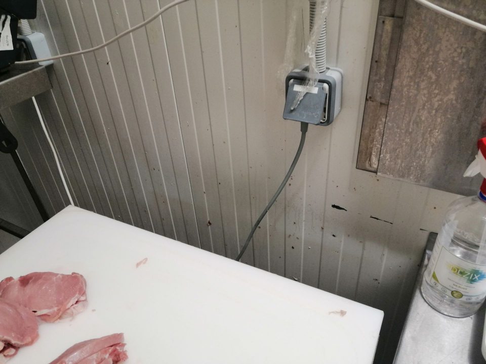 Znečistené steny v rozrábkarni mäsa.