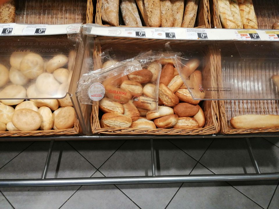 Poškodený plastový kryt na nebalené pečivo.