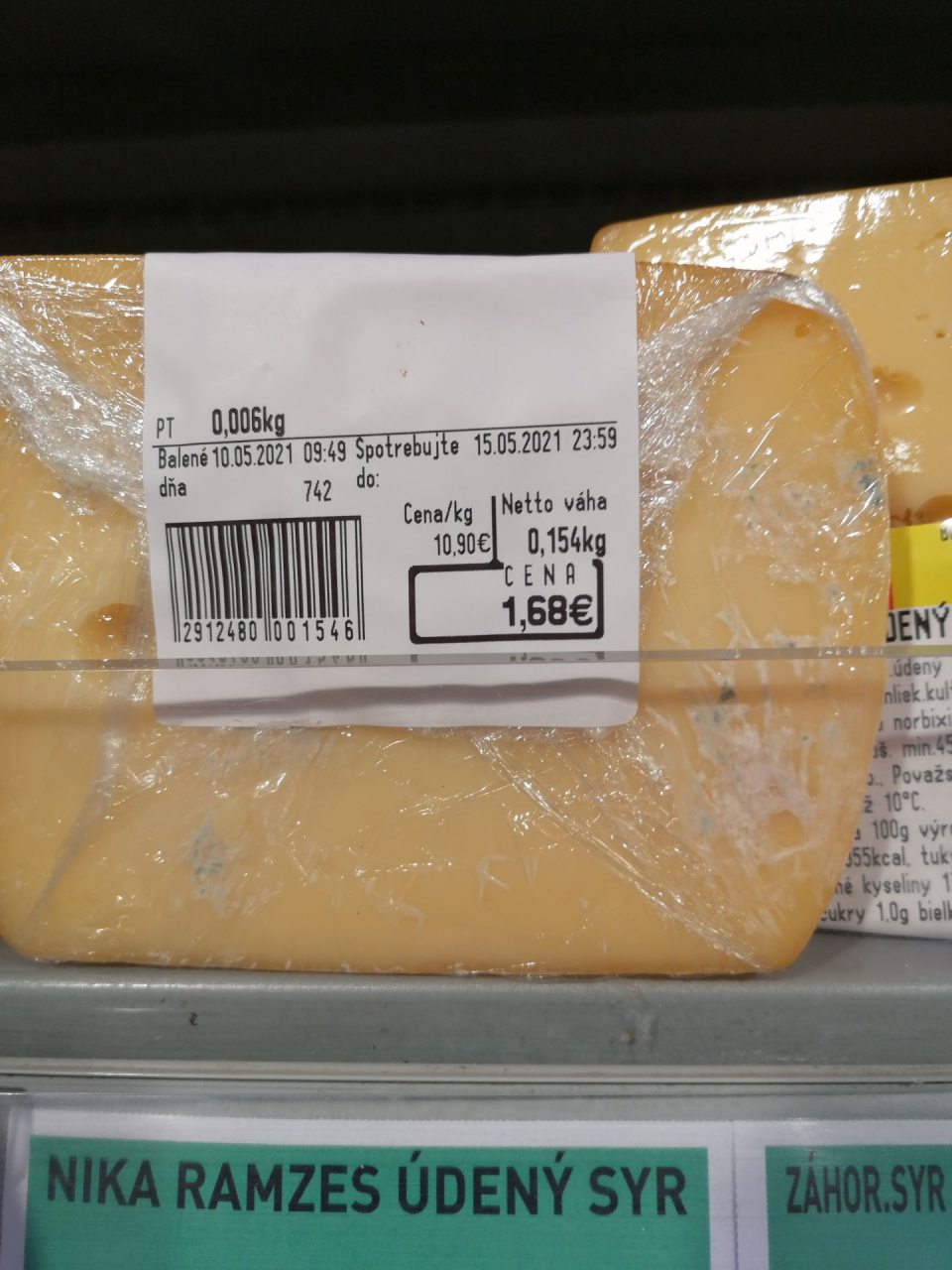 Predajcom krájaný a balený syr s porastom plesní.