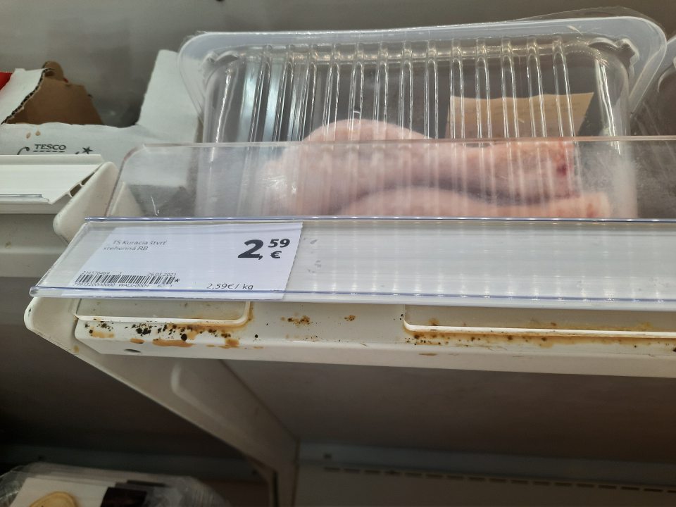 Chladiace vitríny znečistené plesňou, zatečené