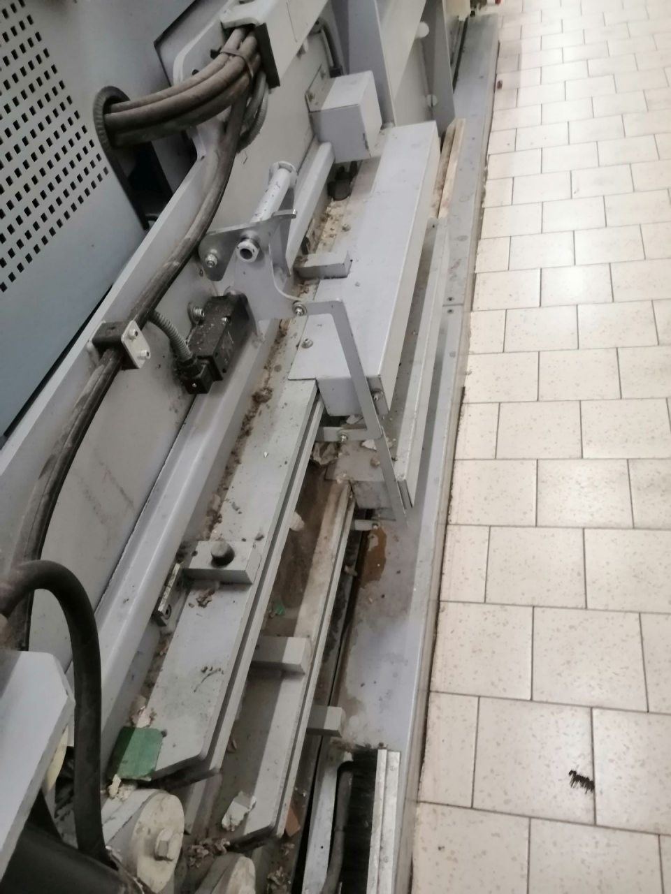 Znečistený povrch lisu papiera.