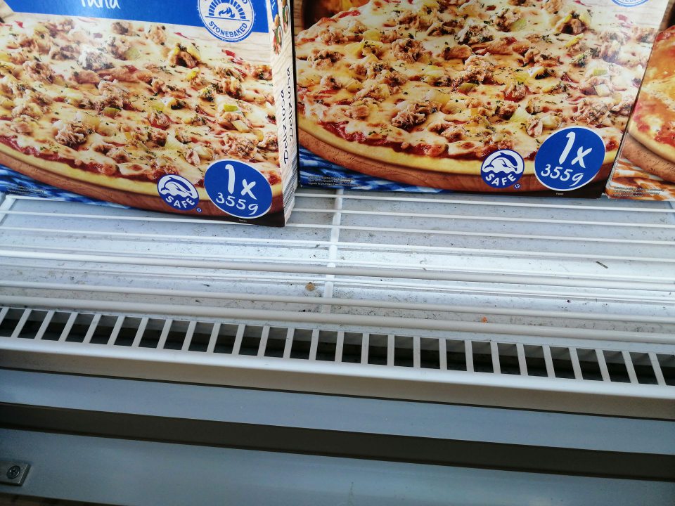 Nános nečistôt na dne mraziacej vitríny.