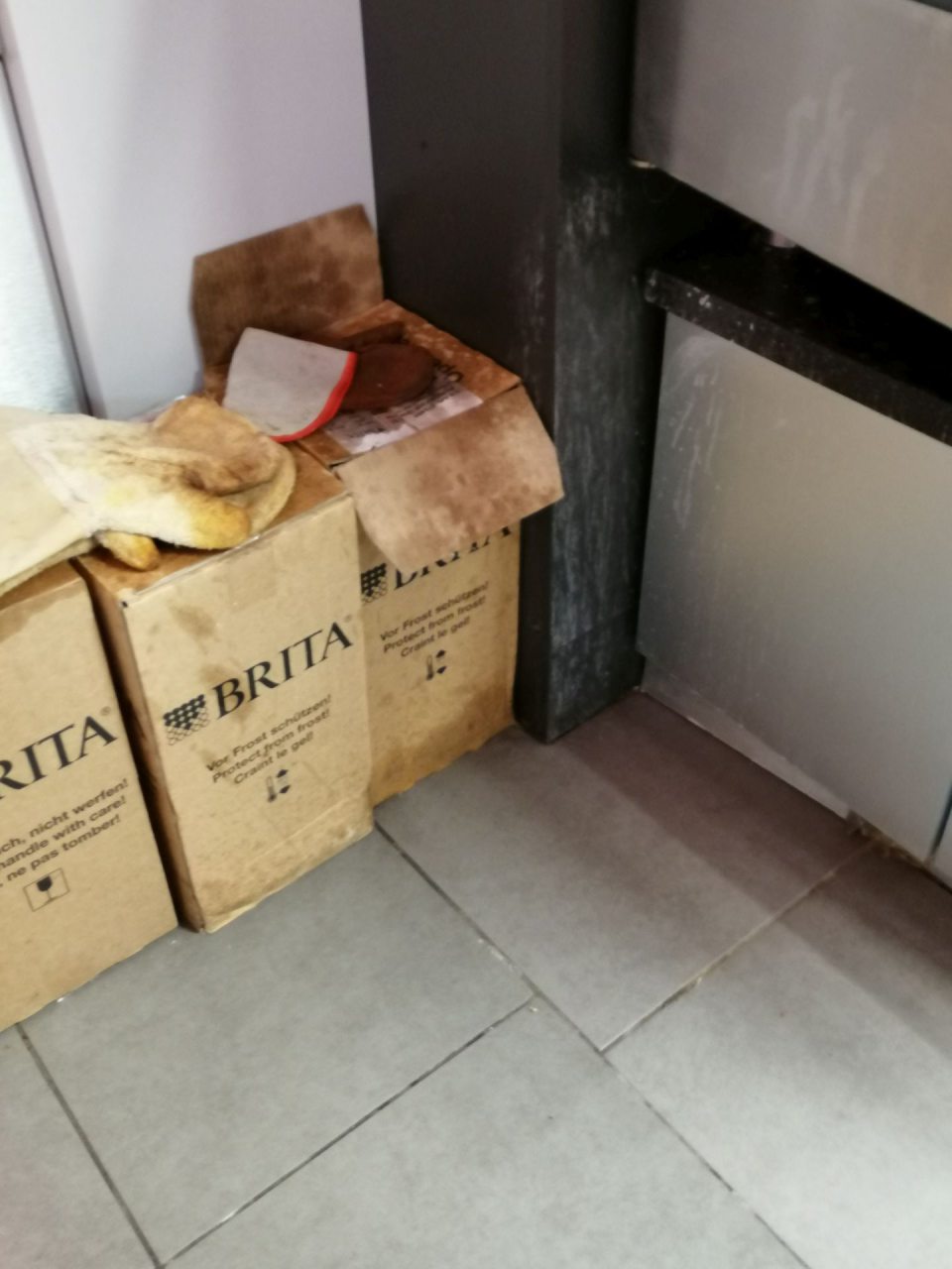 V zápultí oddelenia lahôdok umiestnené znečistené krabice.