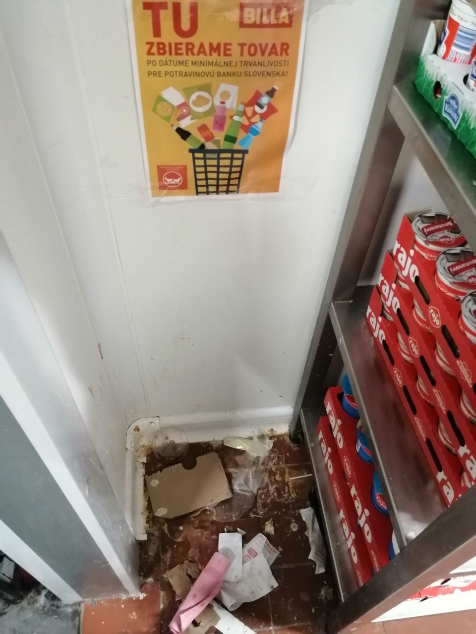 Výrazne znečistená podlaha a stena v mieste odpisov v chladenom sklade mliečnych výrobkov.
