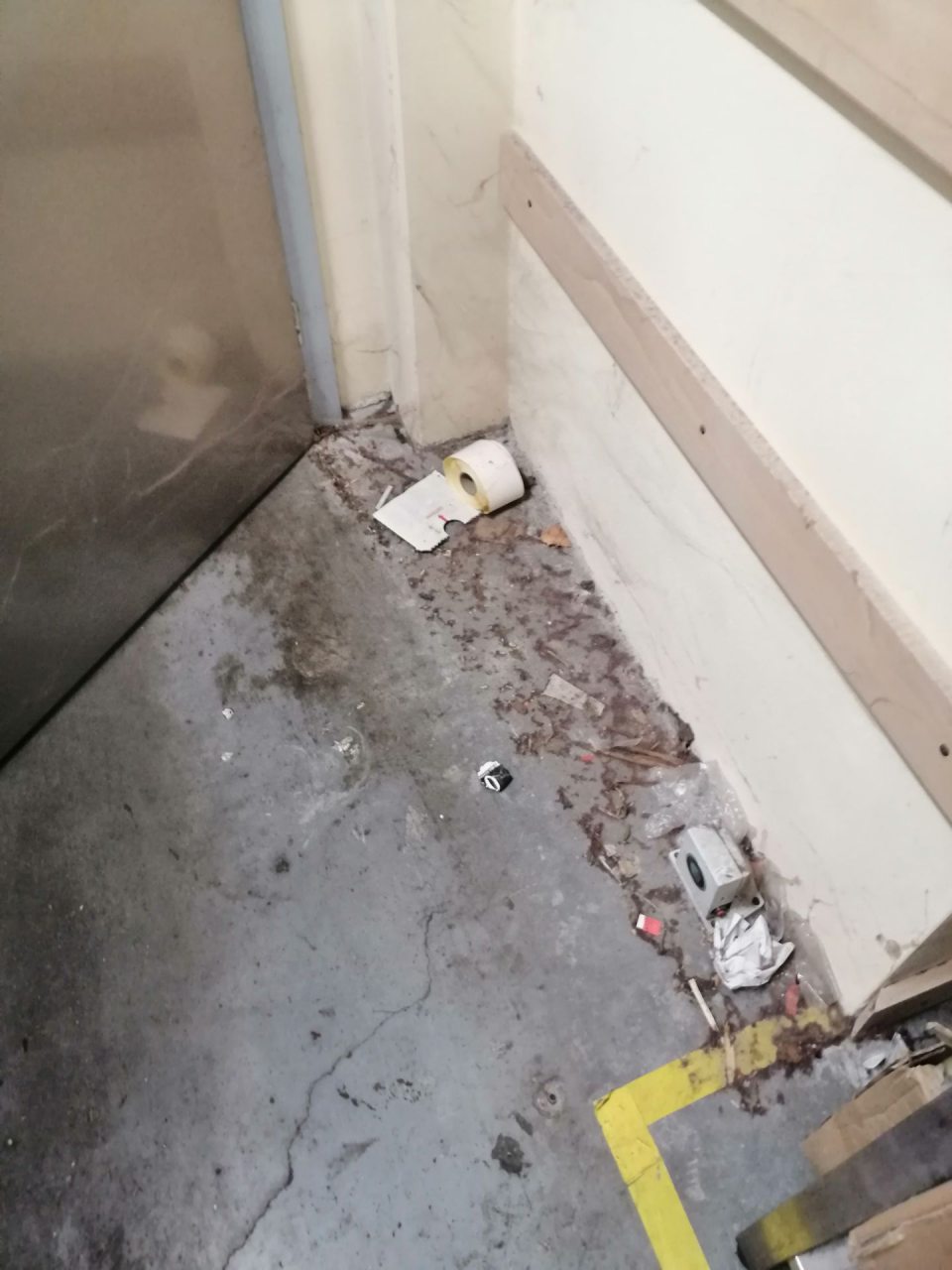 Nános nečistôt na podlahe v zádverí vstupu na predajnú plochu.