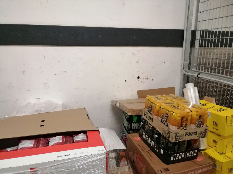 Znečistená a poškodená stena v suchom sklade.