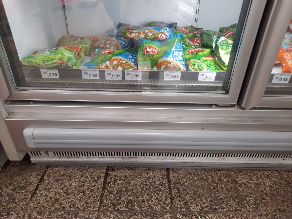 Mraziaca vitrína znečistená