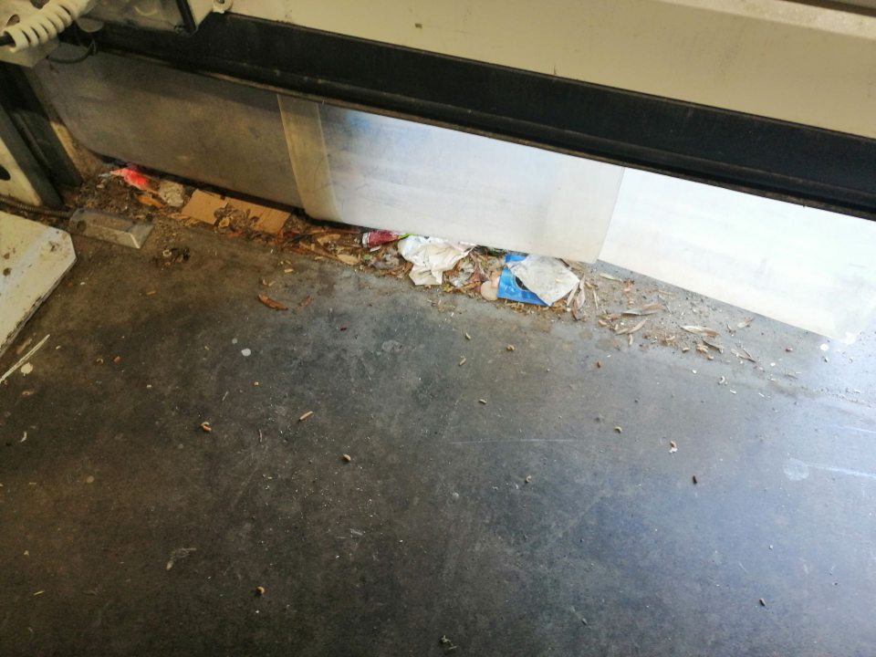 Na podlahe pri rolovacej bráne nános nečistôt a výskyt škodcov na podlahe- červíkov.