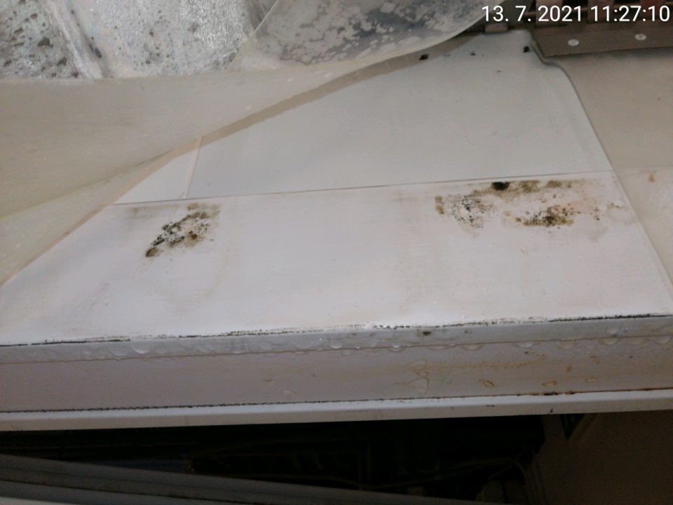 Chladiaci box v zázemí - pleseň pod plastovými lamelami