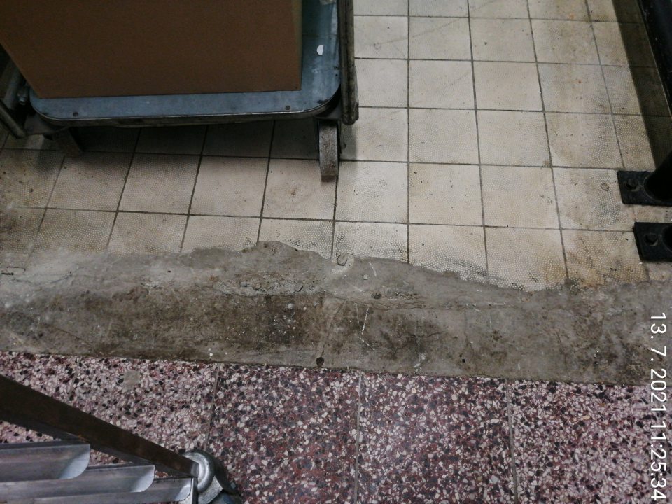 Podlaha v zázemí poškodená, drobivá