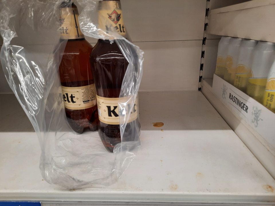 Regály znečistené