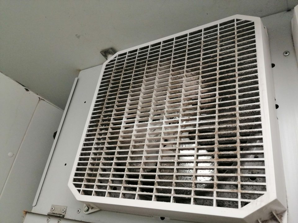 Výskyt plesne na mriežkach a lopatkách ventilátorov chladiacej jednotky v chladenom sklade ovocia a zeleniny.