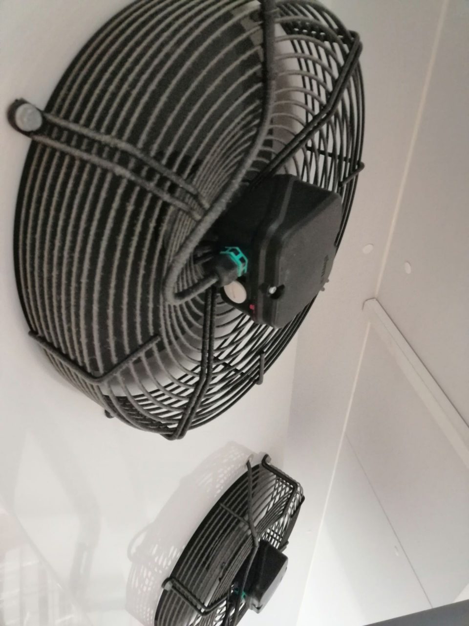 Zaprášené mriežky ventilátorov chladiacej jednotky v chladiacom boxe.