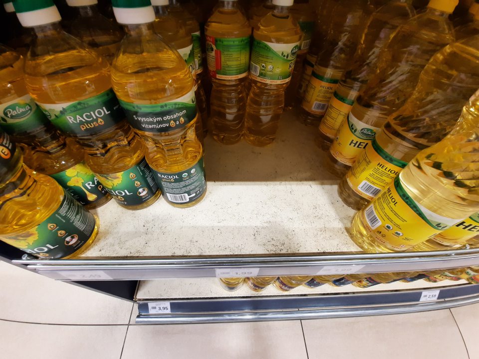 Regály znečistené