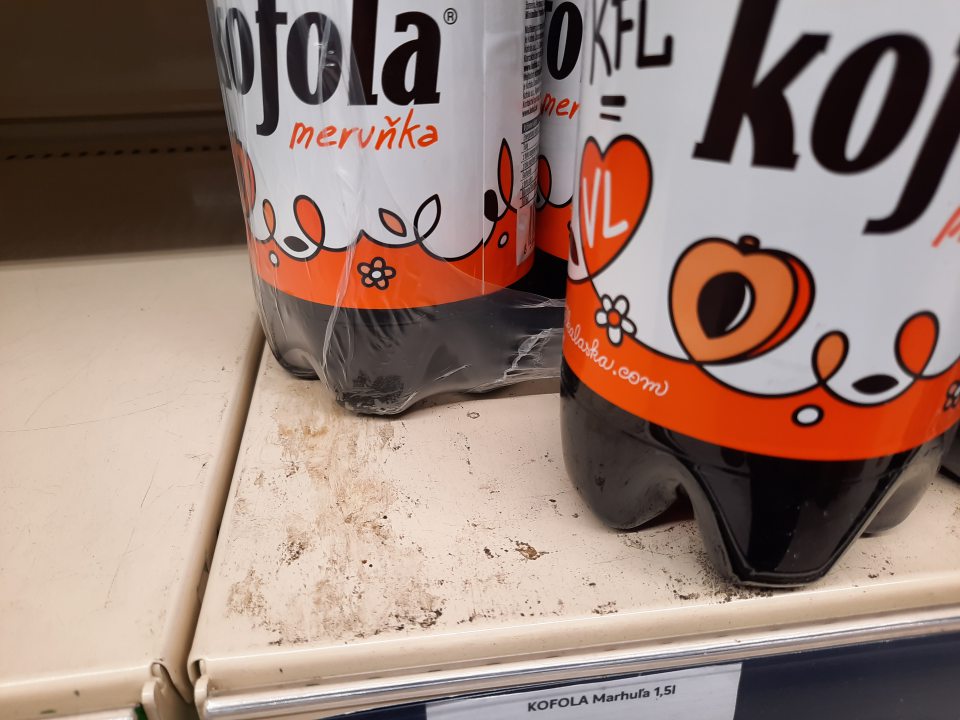 Regály znečistené