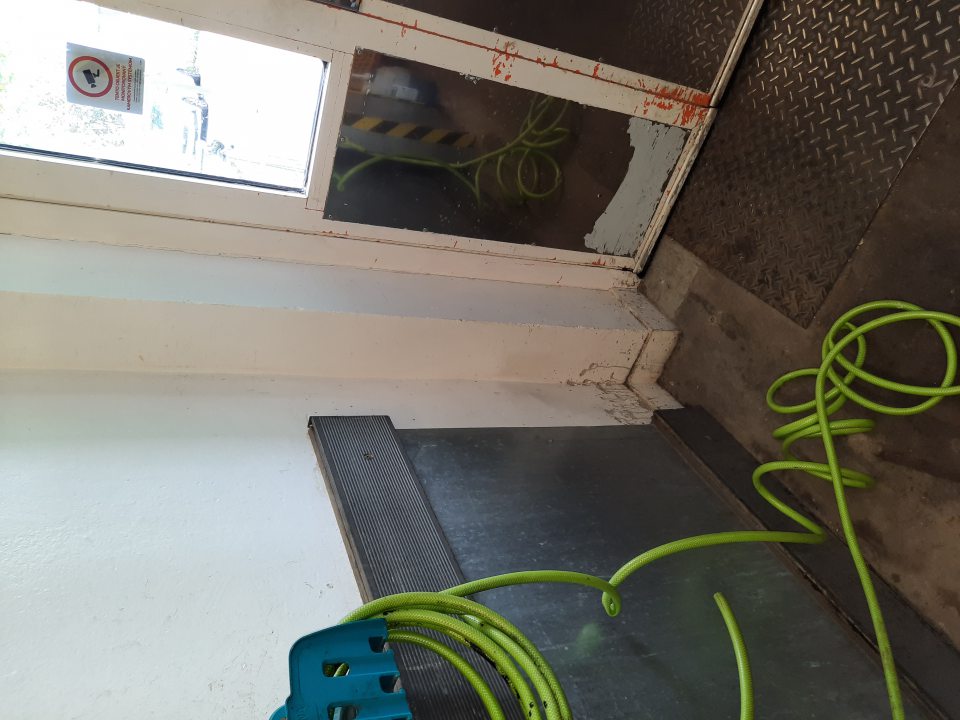 Steny a príjmové dvere znečistené, poškodený náter