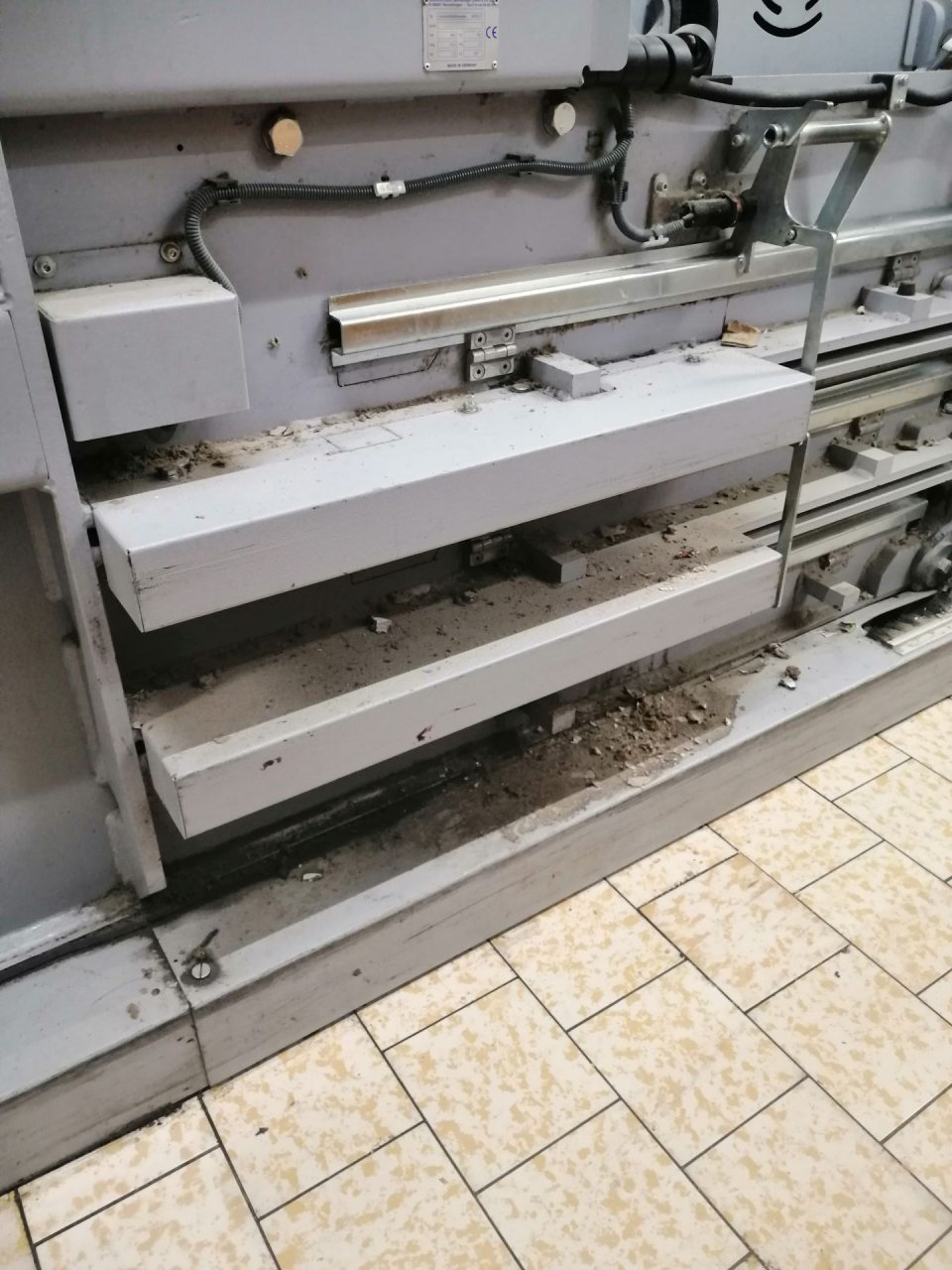 Znečistený povrch lisu papiera.