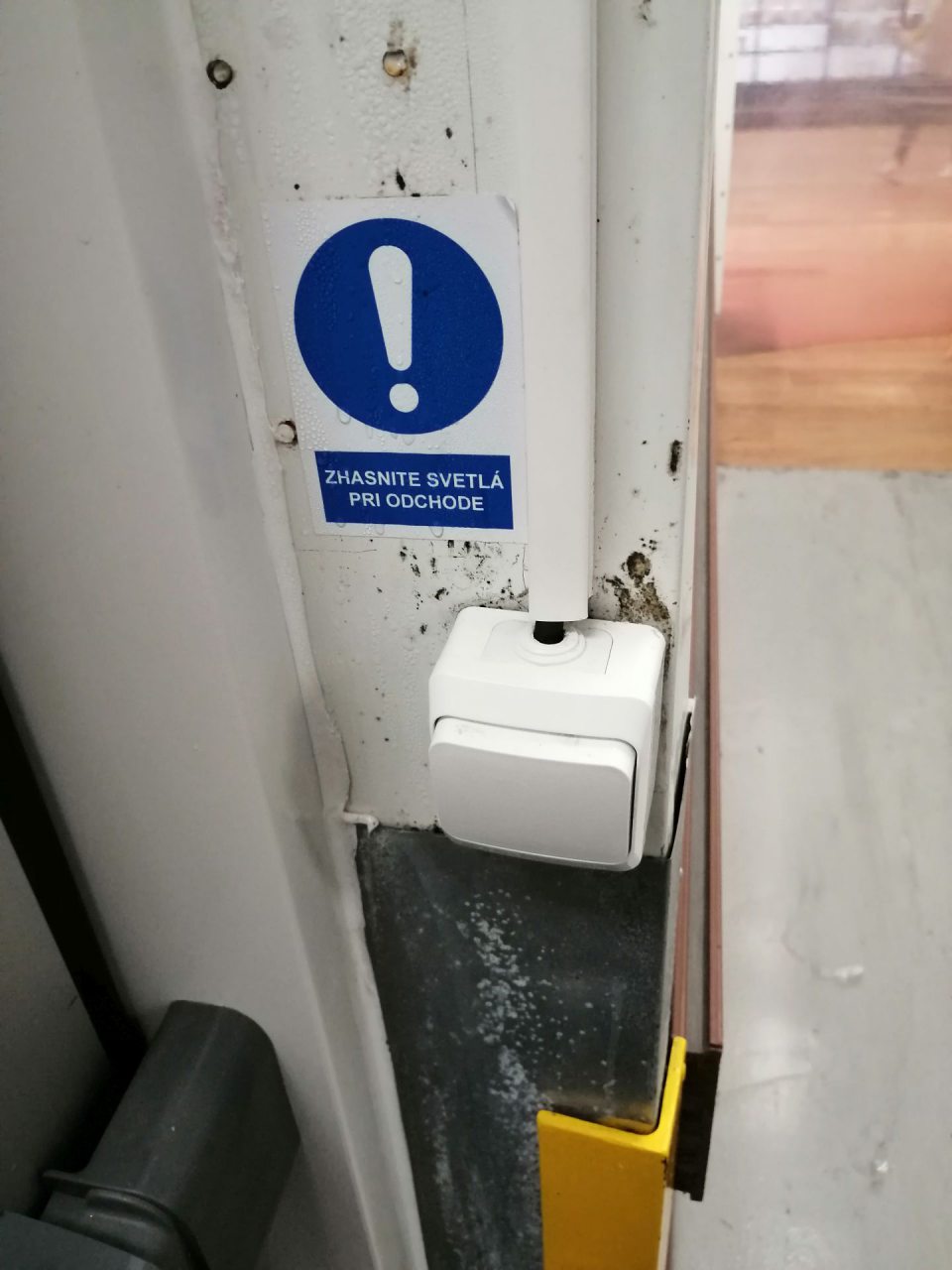 Čierny povlak v okolí vypínača a pri zárubni mraziaceho boxu.