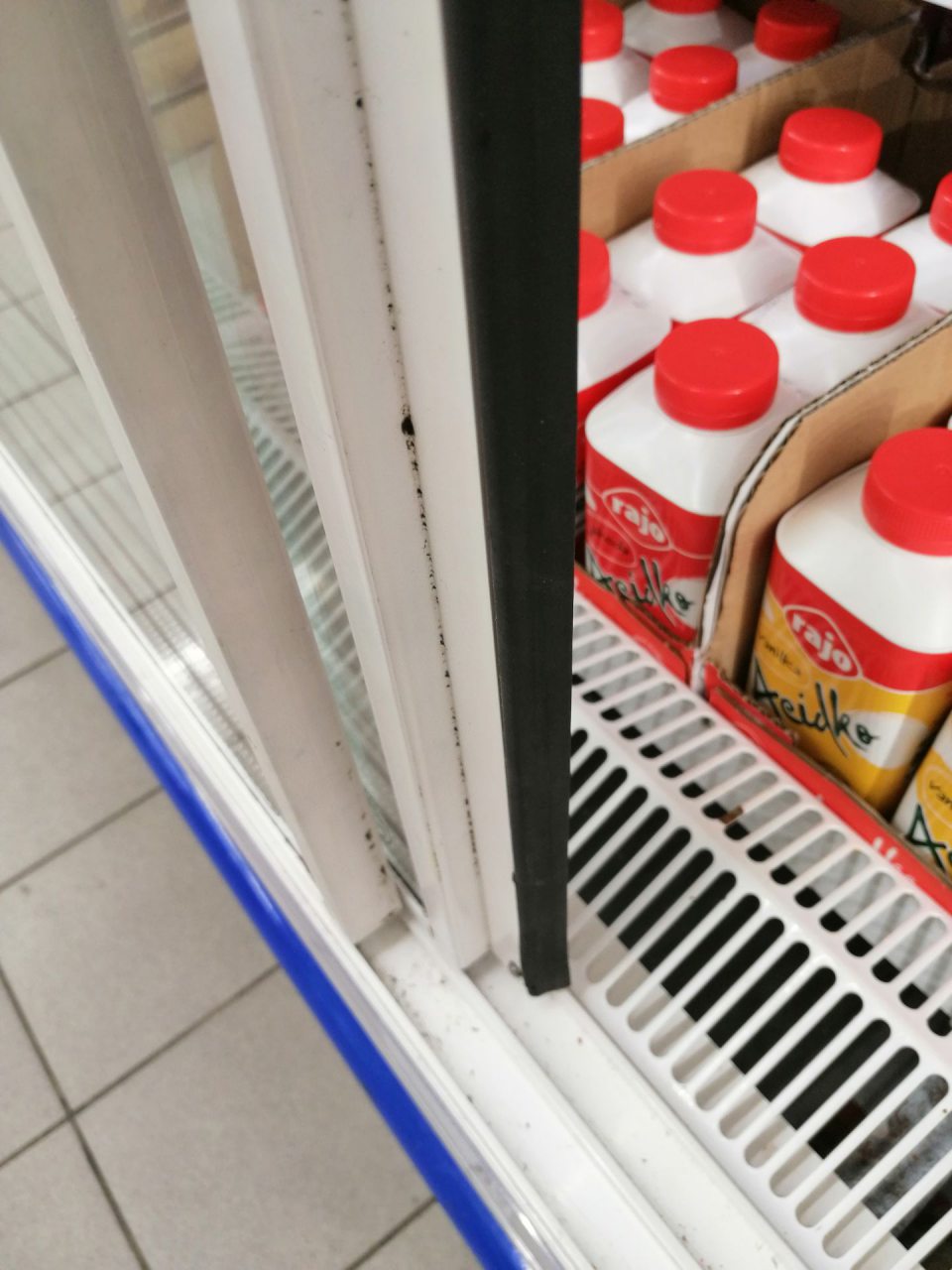 Výskyt plesne na dvierkach chladiaceho zariadenia na predajnej ploche.