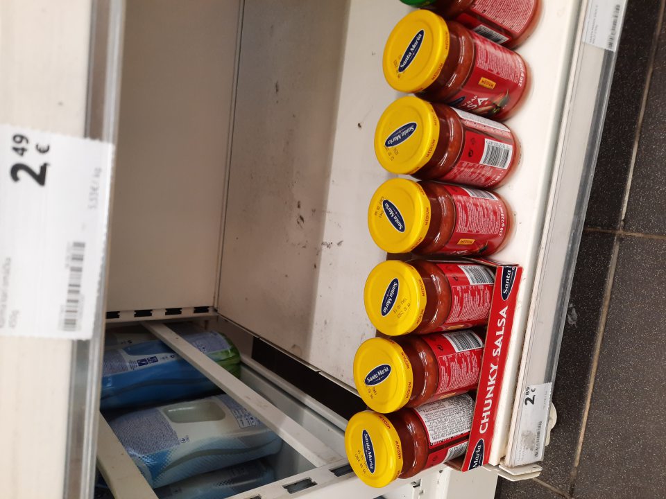 Regály znečistené, zaprášené