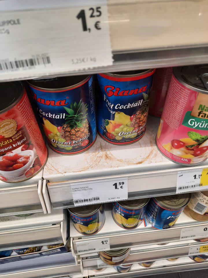 regály znečistené