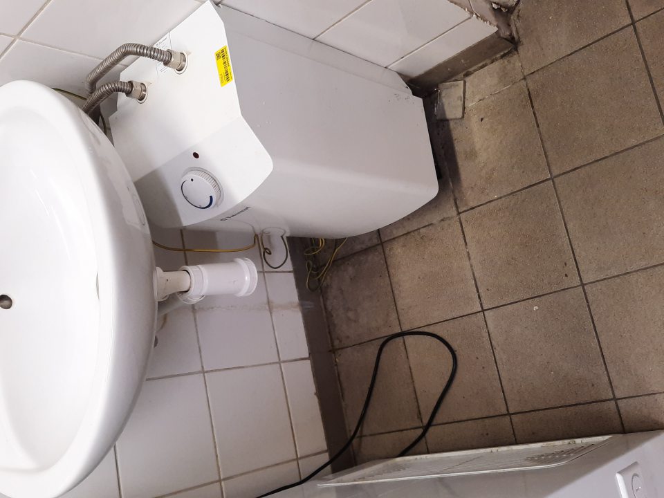 Podlaha a zariadenia v prípravovni dopeku znečistené 