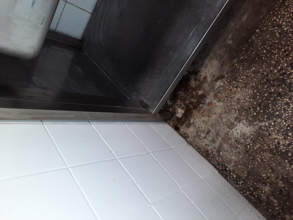 Podlahy znečistené