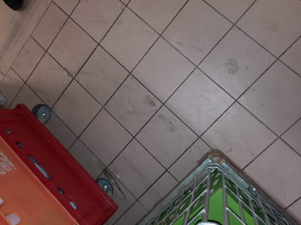 Podlahy znečistené
