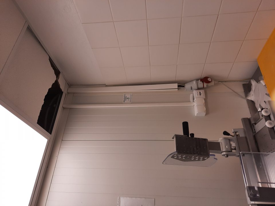 Strop poškodený