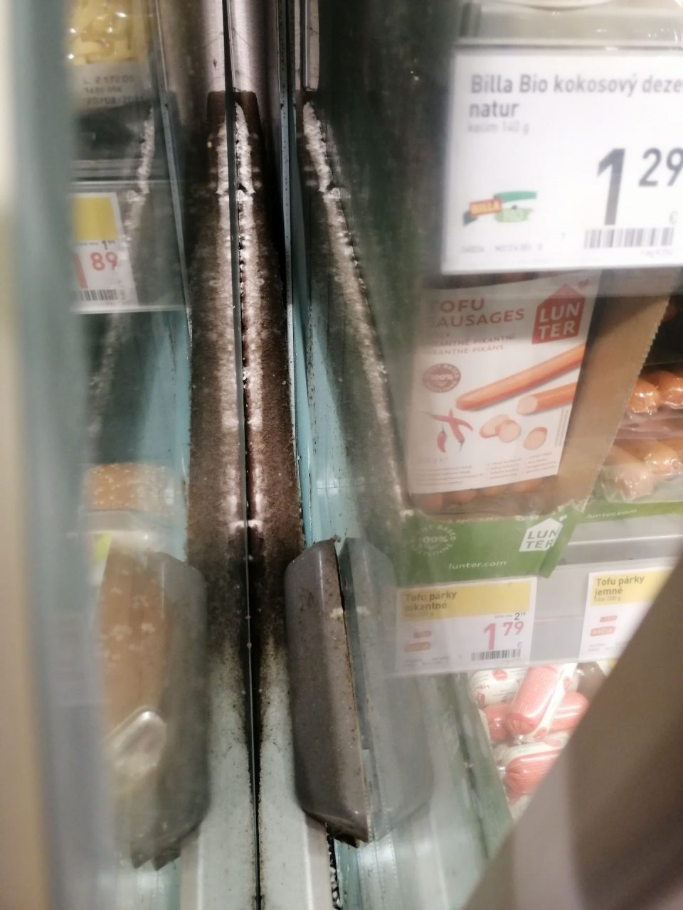 Výrazne znečistený priestor medzi chladiacimi zariadeniami na predajnej ploche.