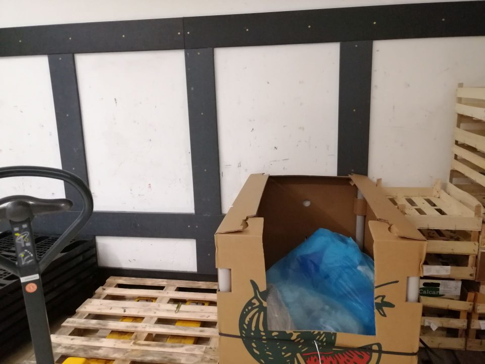 Znečistená stena, miestami s poškodenou omietkou vo vnútornom priestore príjmu potravín.