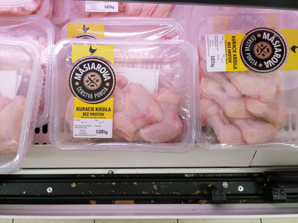 Nános nečistôt v lištách pre posuvné dvere chladiacich vitrín s vystavovanou hydinou.