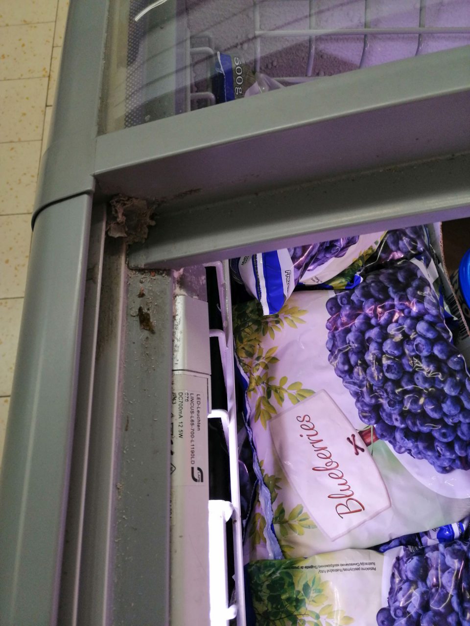 Znečistené lišty pre posuvné dvierka v mraziacich vaniach na predajnej ploche.