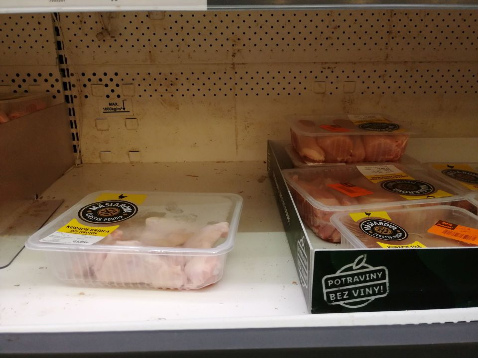 Znečistené police a zadné steny v chladiacich vitrínach.
