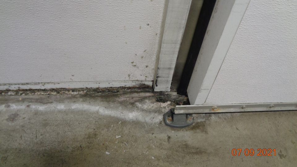 V priestoroch skladu znečistená podlaha špinou,plesňou