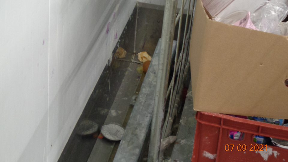 V priestoroch skladu znečistená podlaha špinou,plesňou ,zvyškami potravín,obalovými materiálmi a zvyškami z paliet