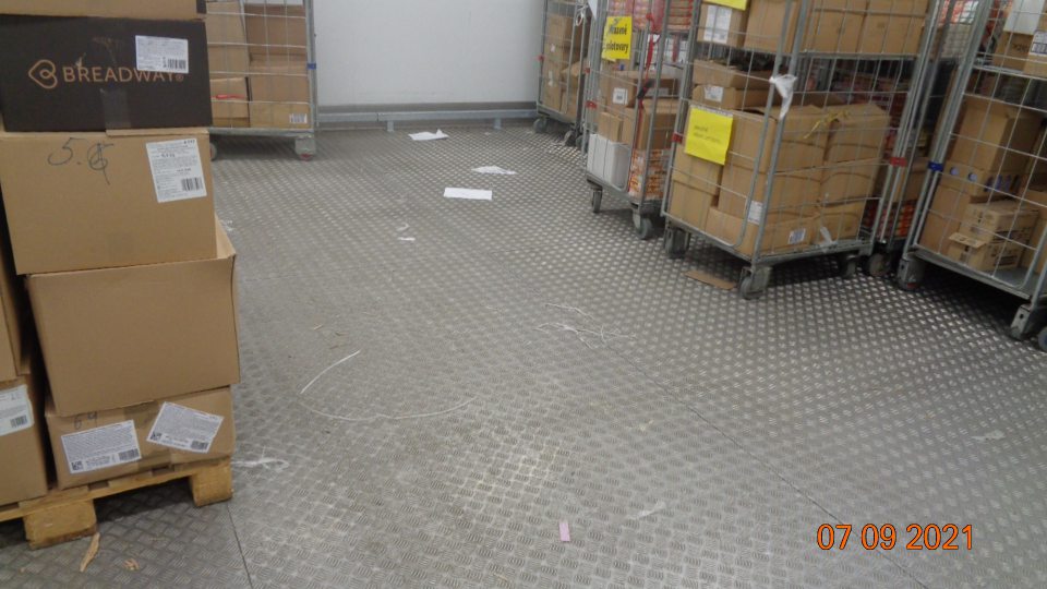 V priestoroch skladu znečistená podlaha špinou,plesňou ,zvyškami potravín,obalovými materiálmi a zvyškami z paliet