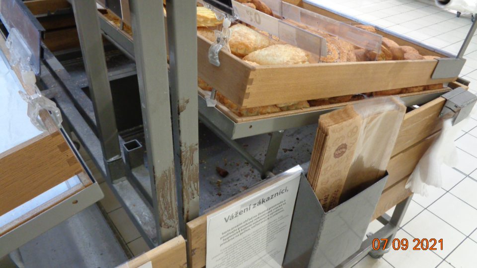 Na predajnej ploche regály znečistené zbytkami z potravín a prachom.