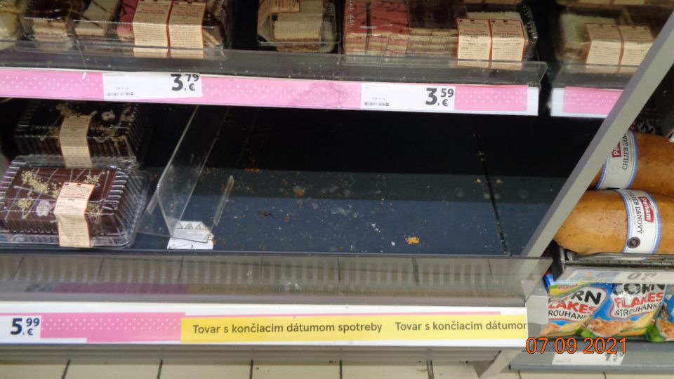 Na predajnej ploche regály znečistené zaschnutou špinou,zbytkami z potravín a prachom