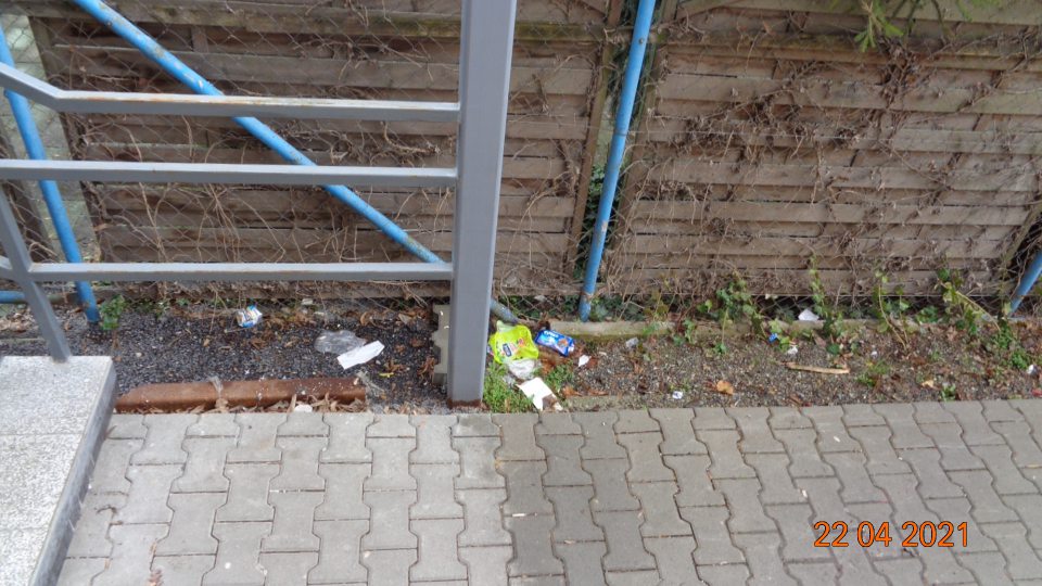Nadmerné znečistenie na príjmovej rampe, rozhádzané igelity, papiere a ohorky cigariet.