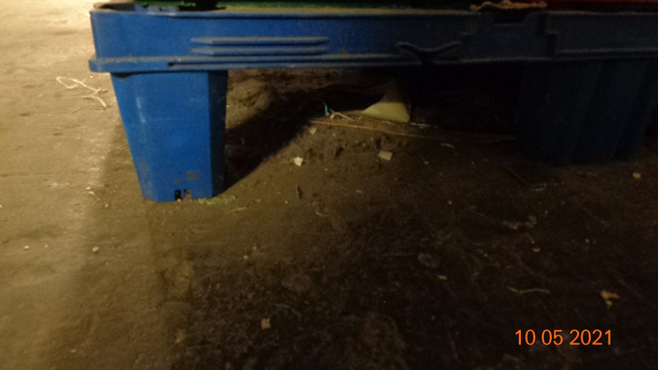 Znečistené podlahy v skladových priestoroch.