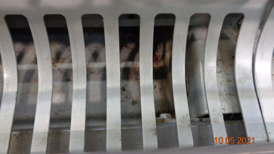 Priestor pod mriežkou chladiacich vitrín na mlieko a mliečne výrobky, mäso a mäsové výrobky potečený a hrubo znečistený.