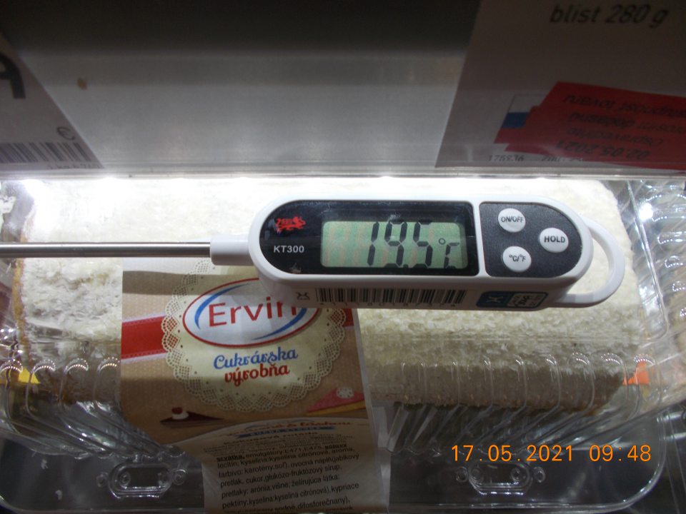 Nedodržané teploty pri ponúkaní na predaj cukrárenských výrobkov.