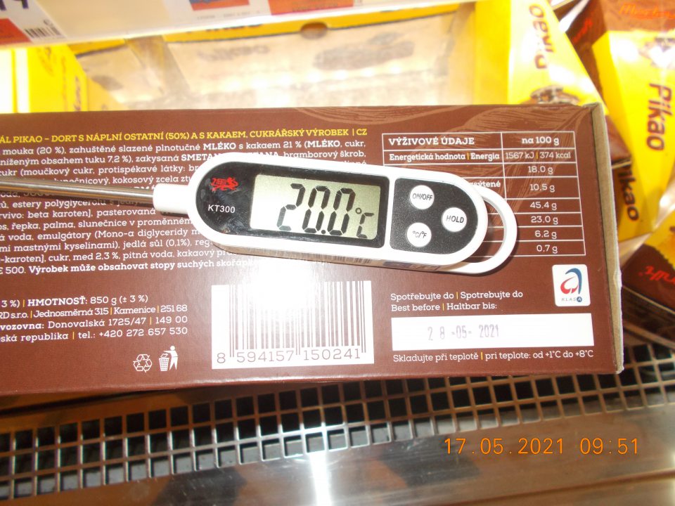 Nedodržané teploty pri ponúkaní na predaj cukrárenských výrobkov.