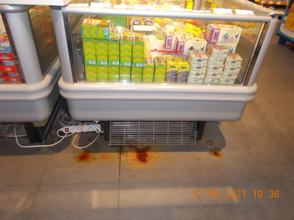 Skorodovaná podlaha pod chladiacim zariadením na predajnej ploche.