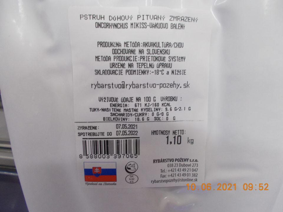 V mraziacom boxe na predajnej ploche sa nachádzali 2 druhy mrazených rýb s nesprávnym označením.