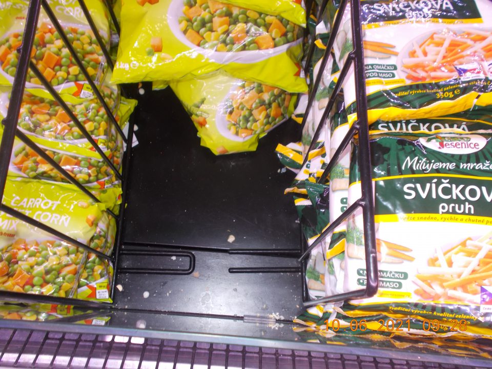 V mraziacom boxe na predajnej ploche vnútro boxu a mriežky znečistené špinou a zvyškami potravín.