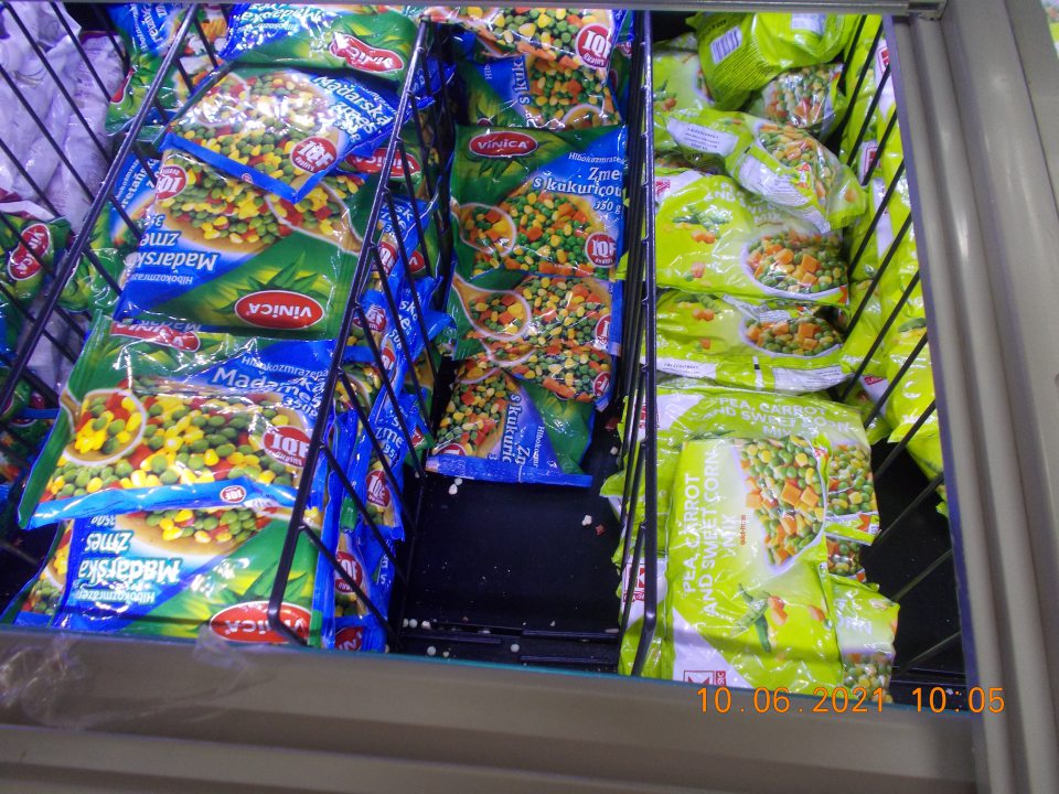  V mraziacom boxe na predajnej ploche vnútro boxu a mriežky znečistené špinou a zvyškami potravín.